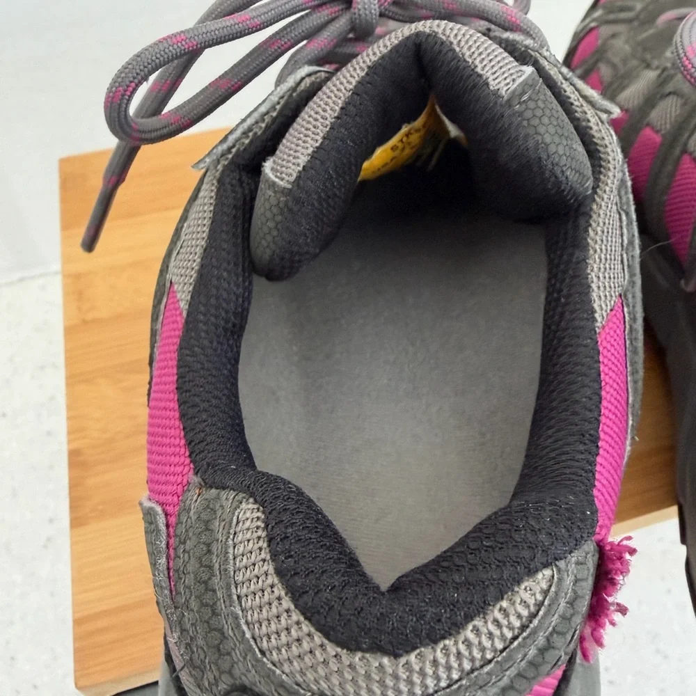 CAT Women's 7.5 W Steel Toe Work Shoes Pink / Gray. Slip resistant.